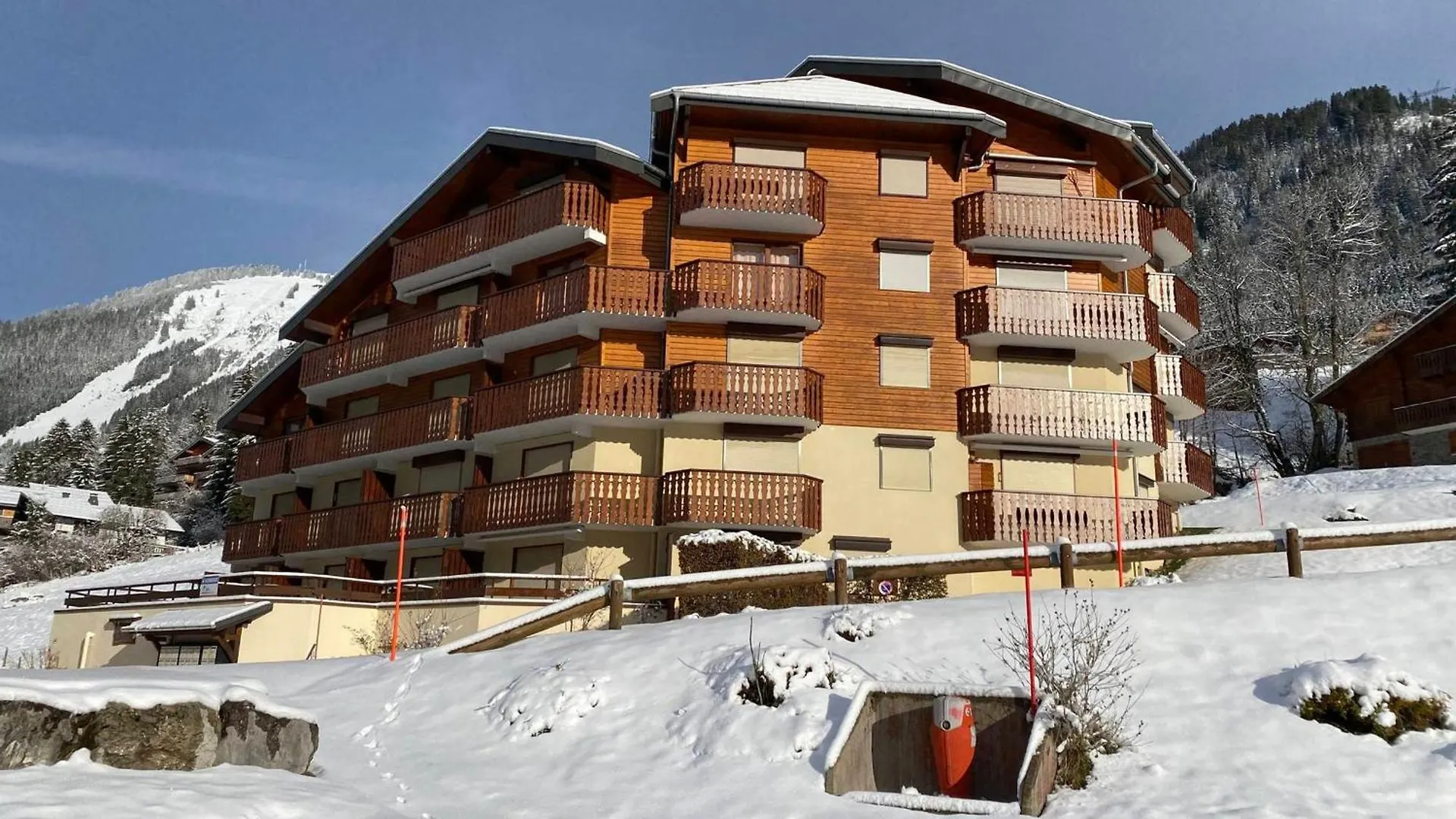 Appartement Calme A 900M Du Centre De Chatel Avec Terrasse Et Parking - Fr-1-693-112 0*,  France