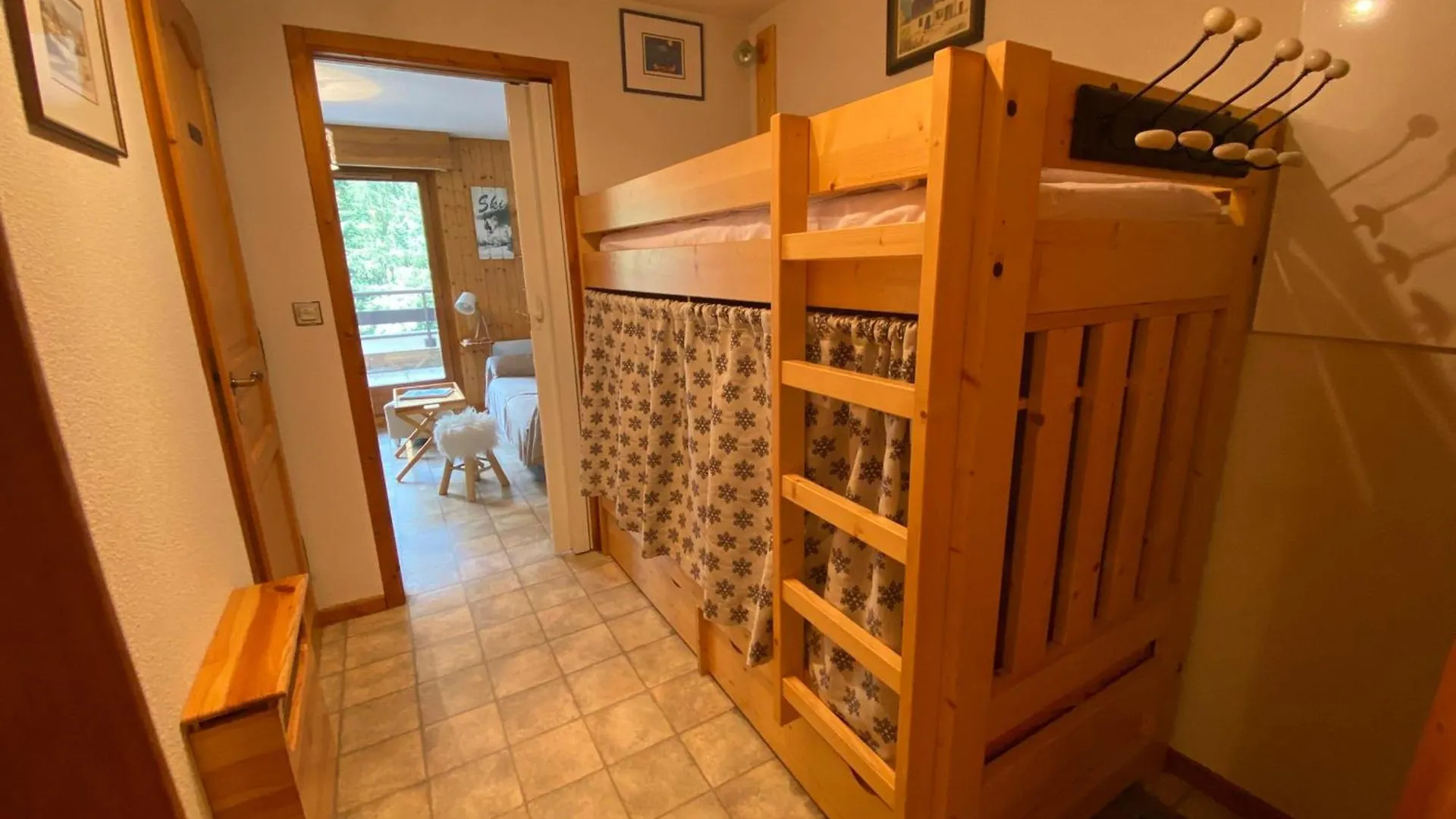 Appartement Calme A 900M Du Centre De Chatel Avec Terrasse Et Parking - Fr-1-693-112 0*,  France